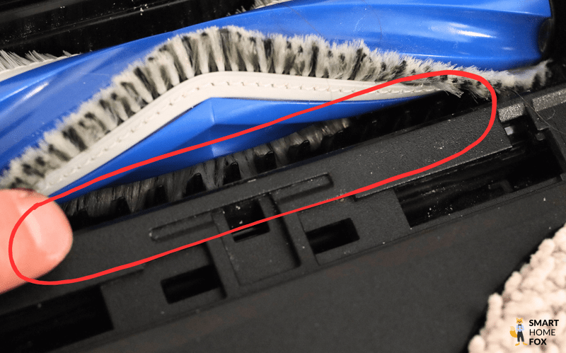 Die Zahnreihe zur besserem Aufsaugen von Haaren ist an der Unterseite des DEEBOT T30S zu sehen.